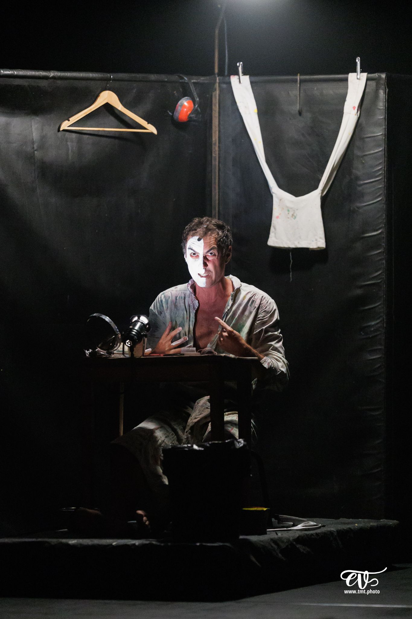 TROP PRÈS DU MUR (TYPHUS BRONX)